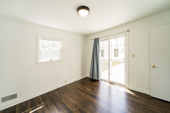 Building Photo - Newly Remodel Home in West Hills!