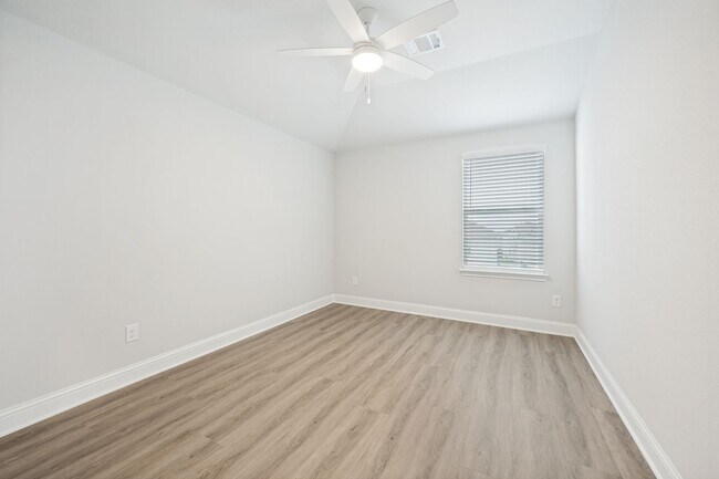 Building Photo - Modern 3 Bedroom, 2.5 Bath Townhome in a Gated Community for Lease!