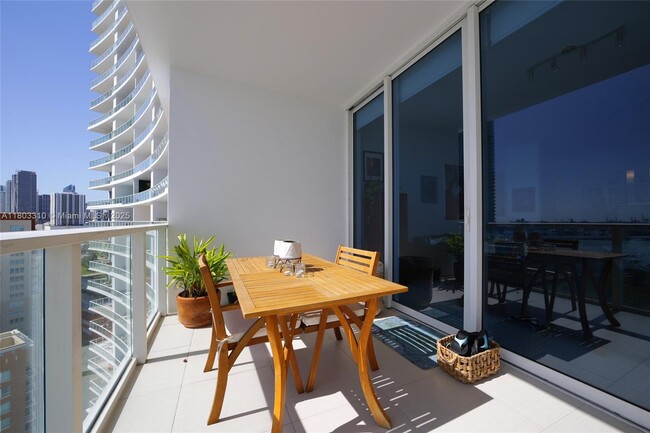 Building Photo - 2020 N Bayshore Dr