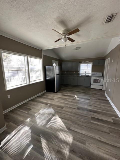 Building Photo - 1587 Scranton Ave