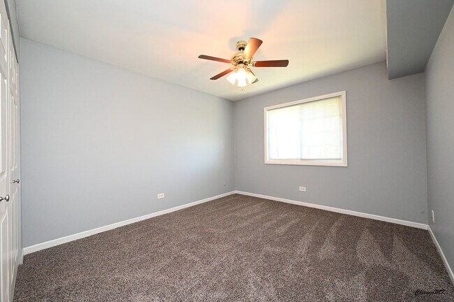 Building Photo - 9360 Bay Colony Dr