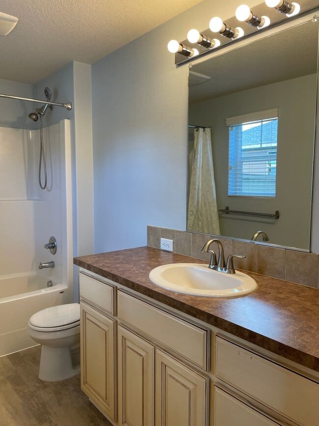 Building Photo - CHARMING Ranch-Style Home in Ridgefield, WA! 3 Bedrooms & 2 Baths! Walk-In Closet! Spacious Floor...