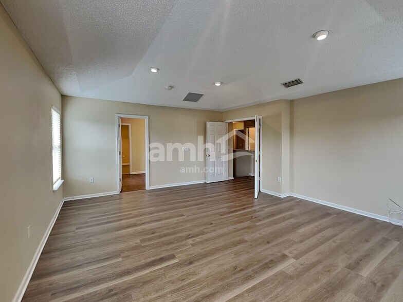 Building Photo - 11484 Brian Lakes Dr N