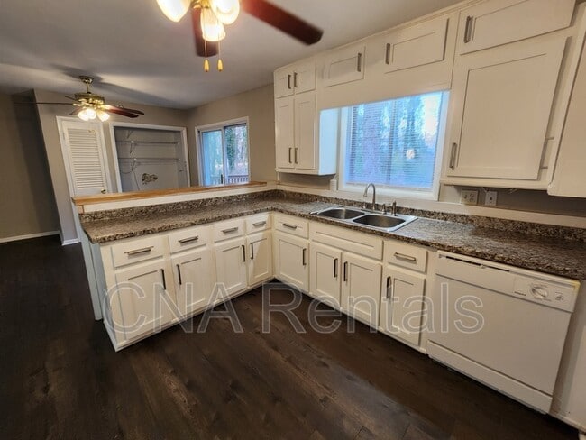 Building Photo - 3146 Vandiver Dr