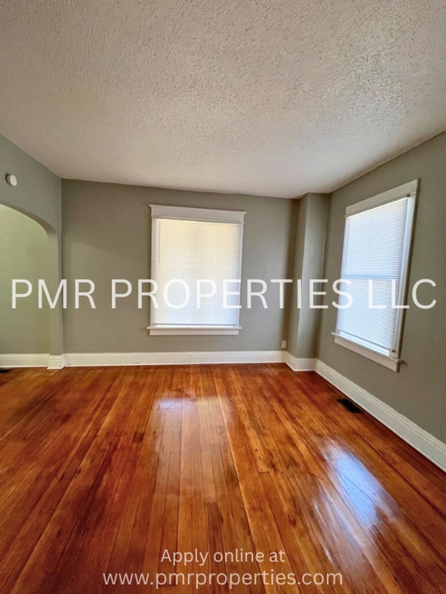 Building Photo - 4 Bedrooms/1 Bathroom House