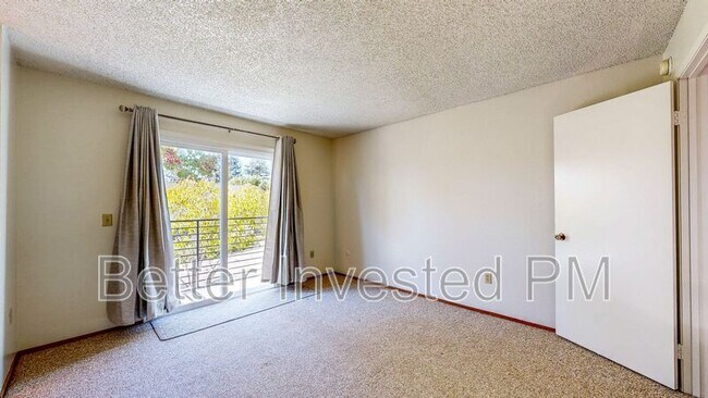 Building Photo - 657 Rinaldo St