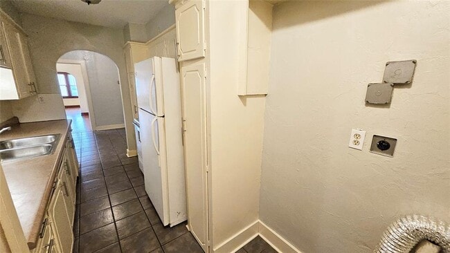 Building Photo - 2427 W Park Pl