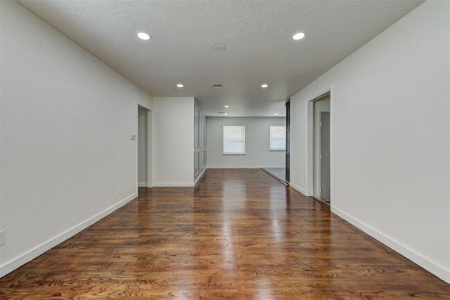 Building Photo - 1202 Windsor Way
