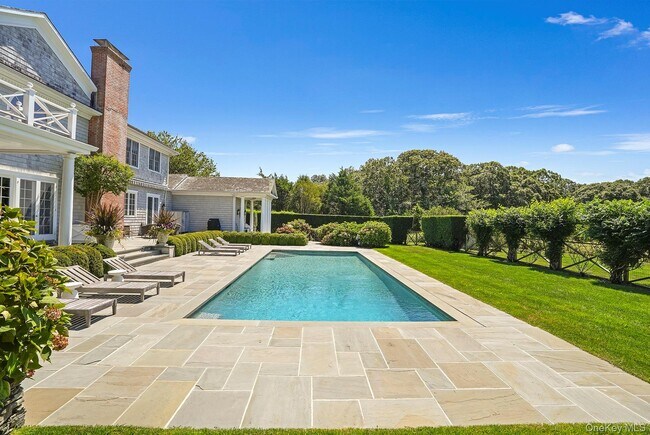 Building Photo - 10 Horse Meadow Ln