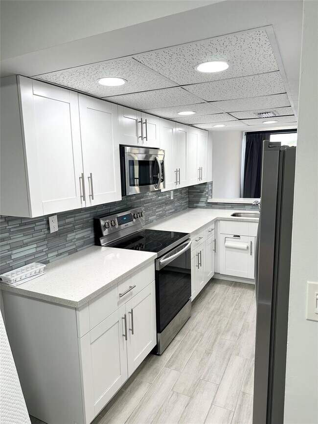 Primary Photo - Modern Lakeview Townhouse Near Nova and Br...