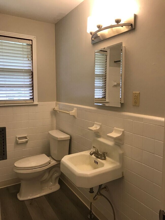 Building Photo - 1662 Vista Ln