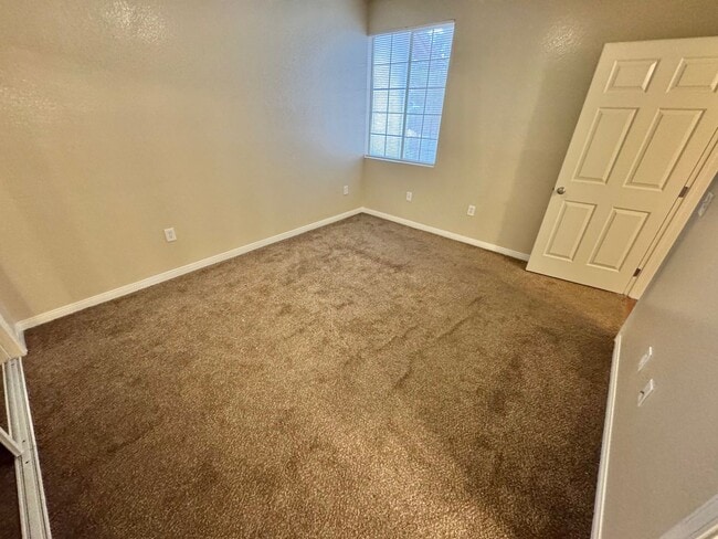Building Photo - SPACIOUS 3 BEDROOM 2 FULL BATH CONDO IN GA...