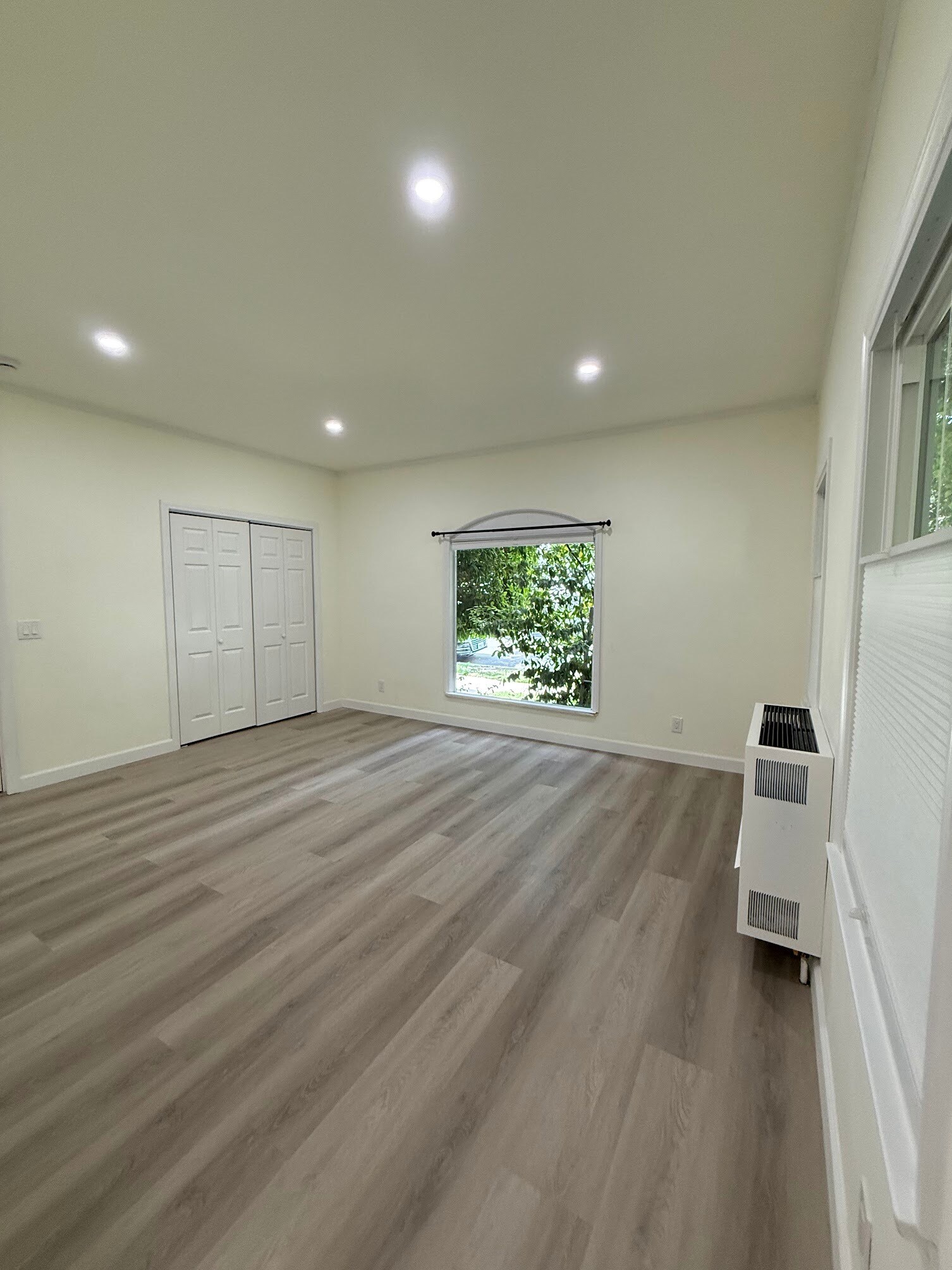 Building Photo - 208 N La Peer Dr