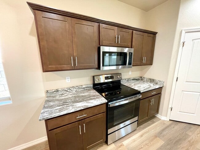 Building Photo - Beautiful 2024 Built 3 Bedroom Home in Leg...