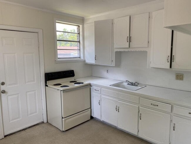 Building Photo - 3702 Live Oak Drive, Columbia, SC 29205