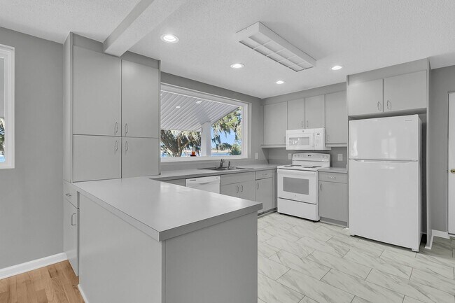 Building Photo - 5844 Hart Rd