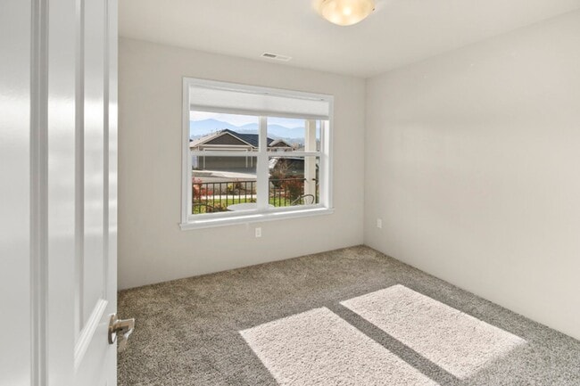 Building Photo - Unfurnished Rental in desirable SW Medford...