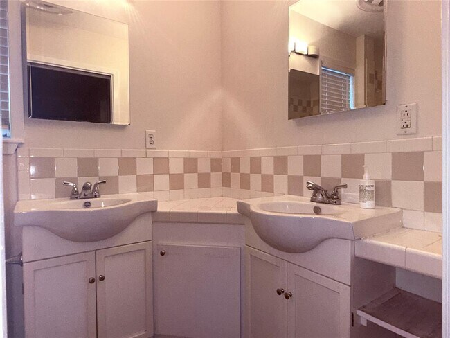 Building Photo - 5413 Coventry Ln