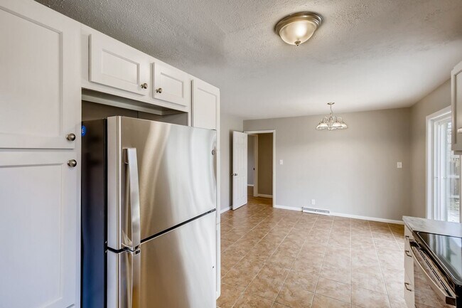 Building Photo - Recently Remodeled 4 bedroom, 2 bath Ranch Style Boulder House