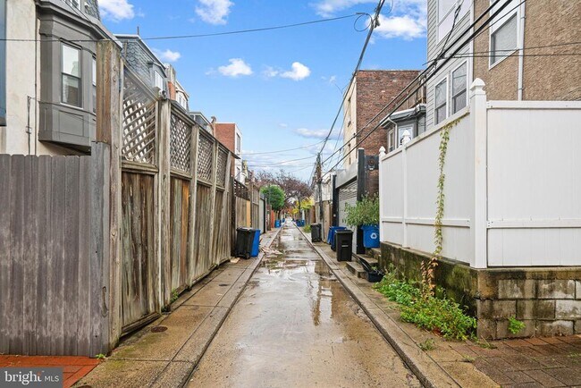 Building Photo - 2339 Catharine St