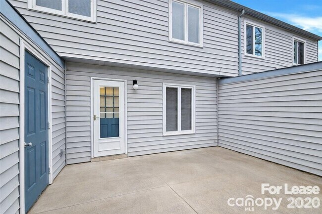 Building Photo - 1921 Mereview Ct