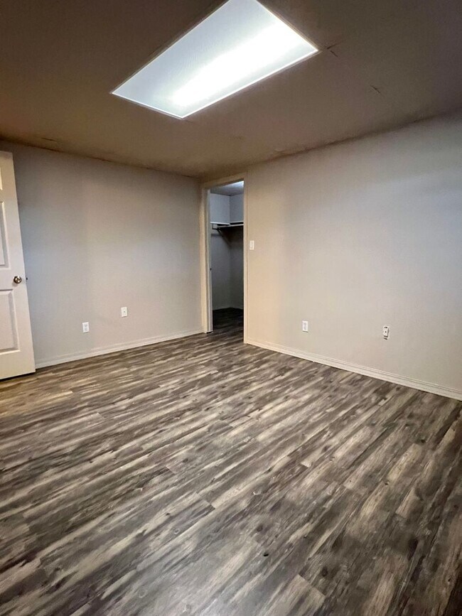 Building Photo - Country living home