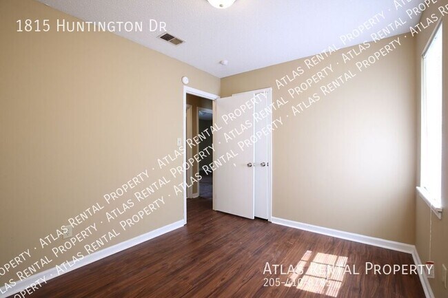 Building Photo - 1815 Huntington Dr