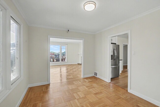 Building Photo - RENOVATED 3BR w/ Dining Room. VIEWS! Parking Avail., FREE Laundry!