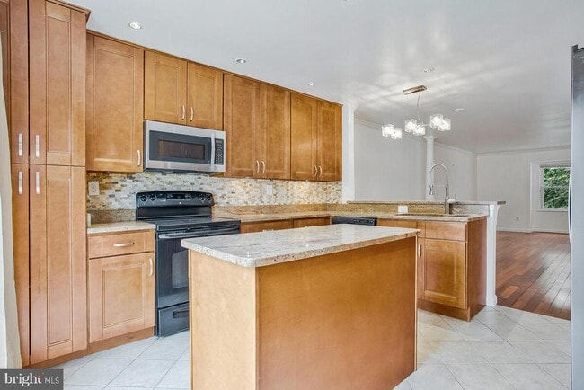 Building Photo - 205 Castleton Pl