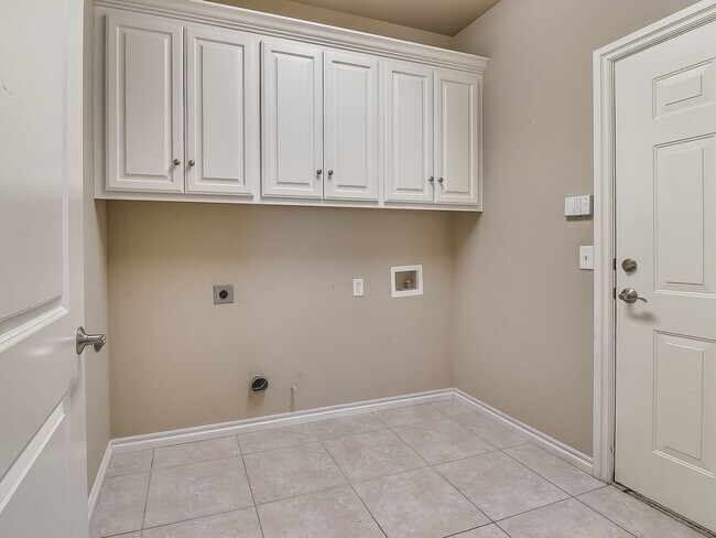 Building Photo - Spacious Edmond Gem with Bonus Room & Cove...