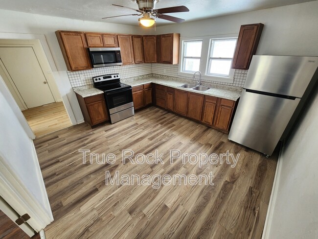 Building Photo - 631 N Hickory Ave