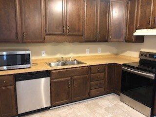 Building Photo - Large 2 Bedroom 1.5 Townhome