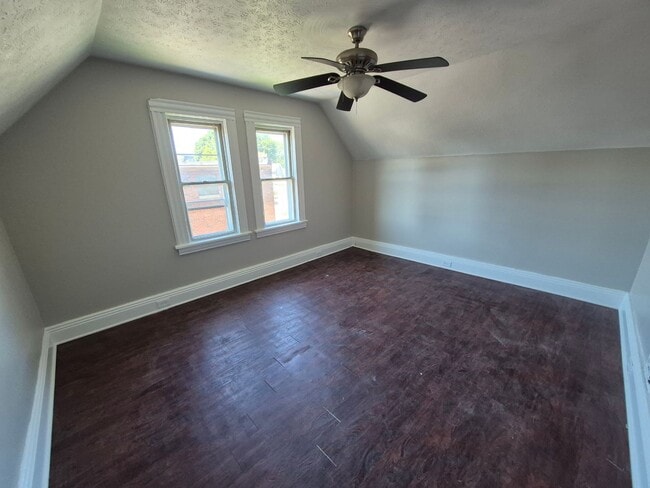 Building Photo - 2 Bedroom House with Walk In Closet / Offi...