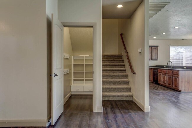 Building Photo - Beautifully Designed 5 Bedroom Home in Was...