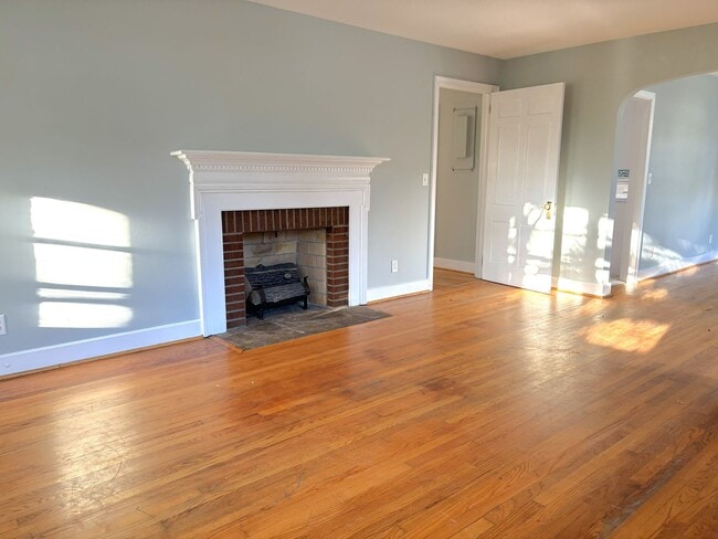 Building Photo - 2 Bedroom | 1 Bathroom Home – Downtown Charleston - Available NOW! Short term lease!
