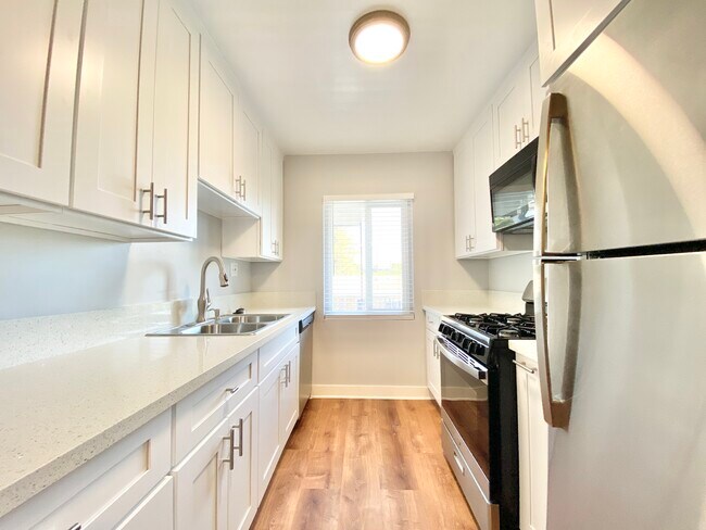 Building Photo - 7731 Romaine St