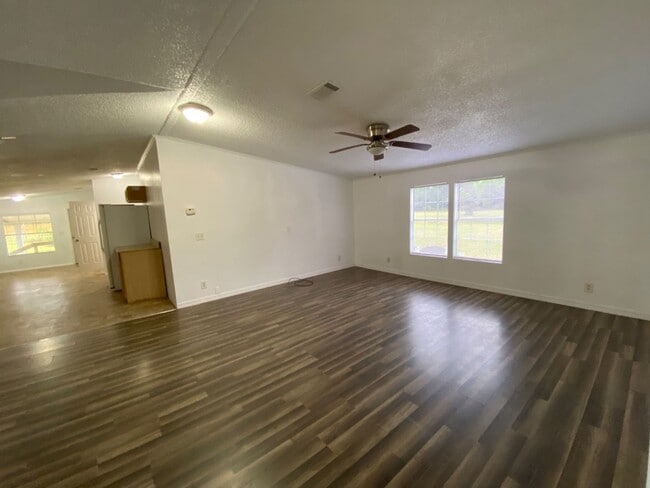Building Photo - 3 Bedroom home on 1 Acre in Jennings