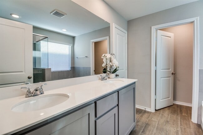 Building Photo - 11441 Silver Queen Dr