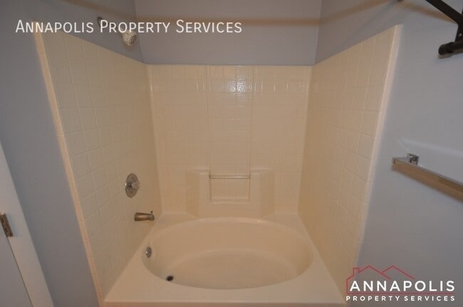 Building Photo - 10 Hearthstone Ct