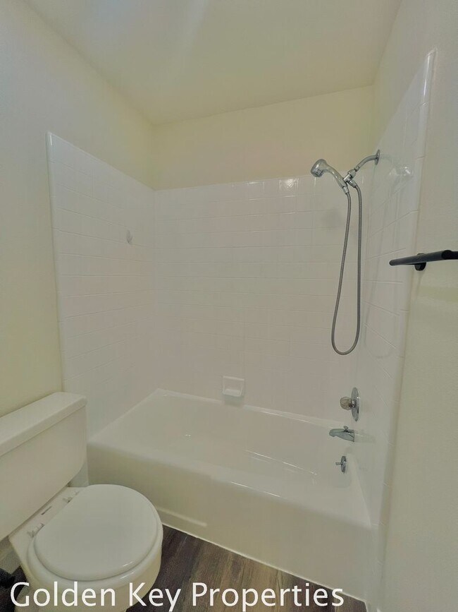 Building Photo - Welcome to this stunning duplex located in beautiful Bonsall!