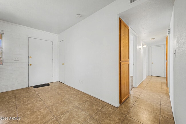 Building Photo - 1319 W Tulip Pl