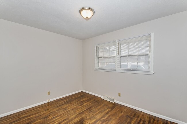 Building Photo - 2 Bedroom Duplex with Basement