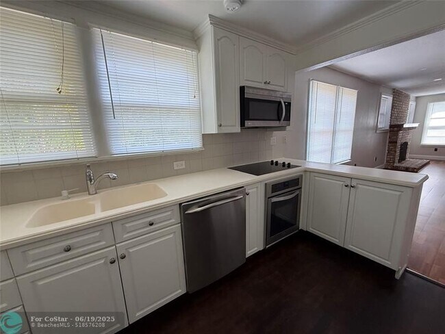 Building Photo - 5025 SW 64th Ave