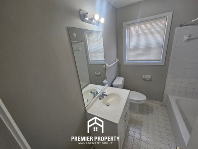 Building Photo - 3373 S Mendenhall Rd