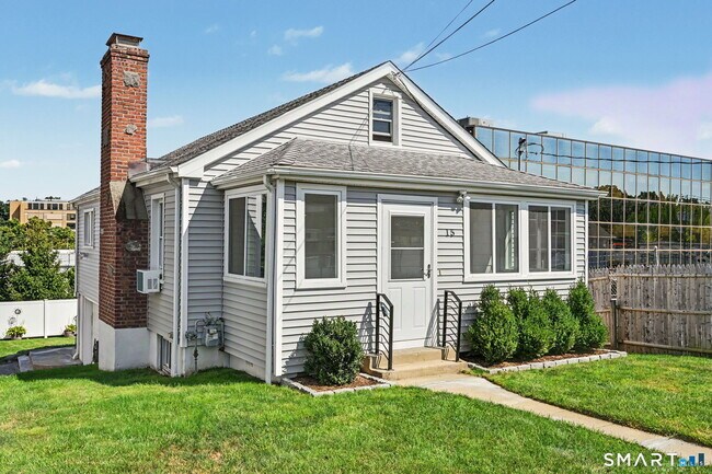 Building Photo - 15 Whitmore Ln