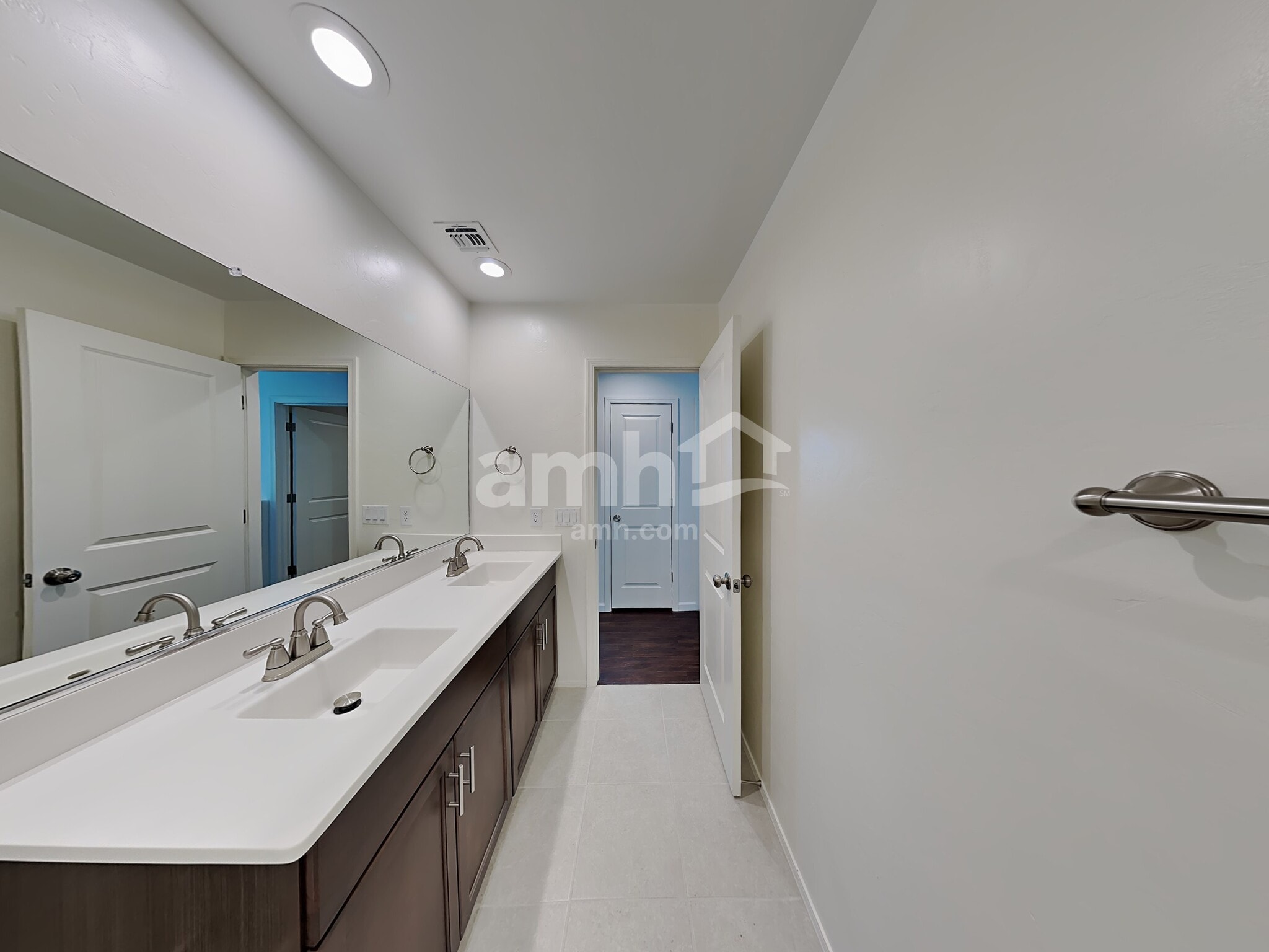 Building Photo - 854 E Artesia Pl