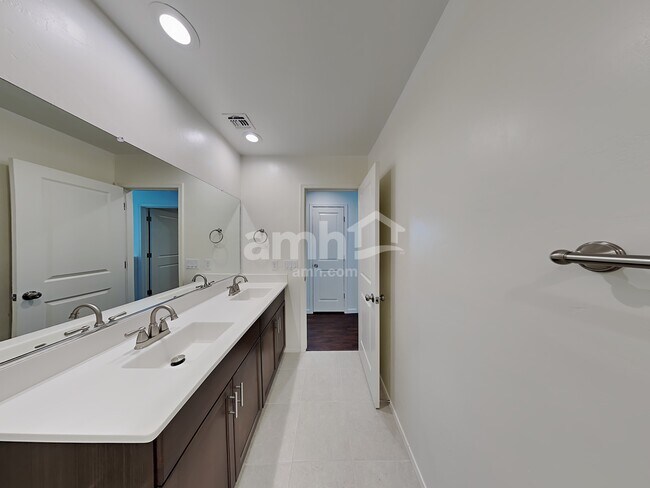 Building Photo - 854 E Artesia Pl