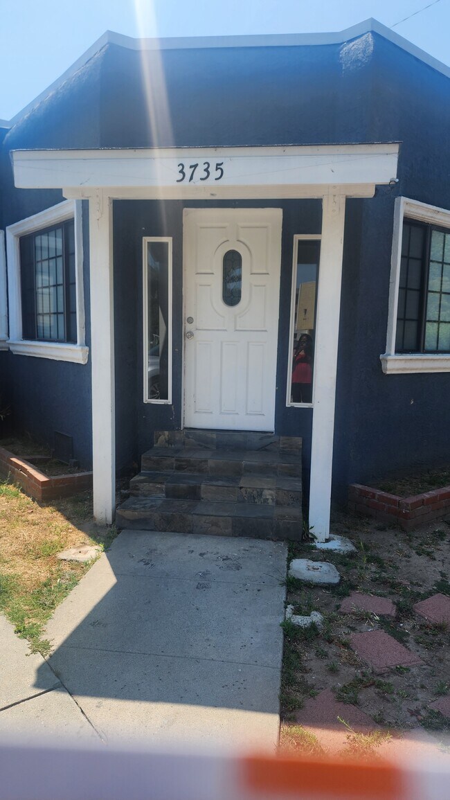 Primary Photo - 3735 Veteran Ave