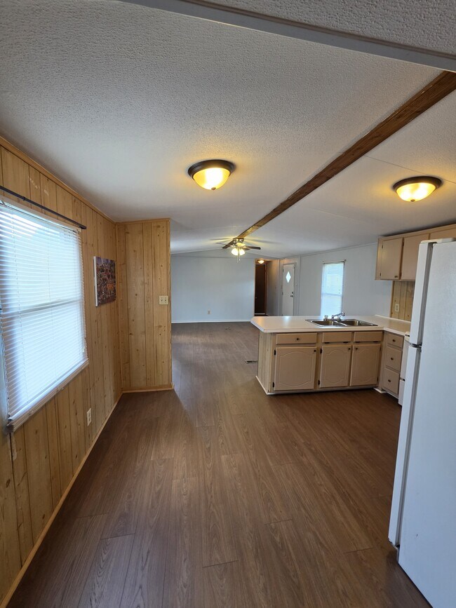Building Photo - 105 Colonial Ct