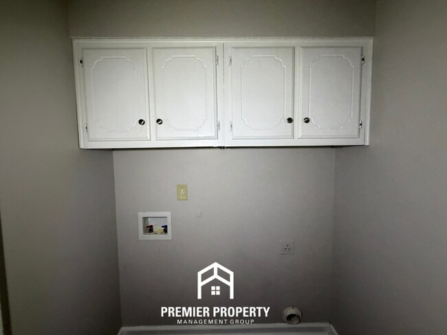 Building Photo - Charming 3BR/2BA Bartlett Area Home | Brick Fireplace & Bay Window
